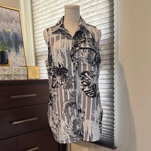 Chico's No Iron Fresh Chic Leaf Print Sleeveless Blouse. Size 1/Med.